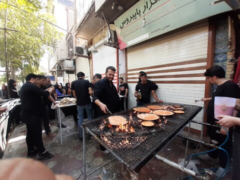تصاویر: پخت وتوزیع دوهزارپرس غذا همزمان با عاشورای حسینی درمسجدصادقیه کاشان
