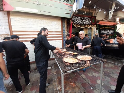 تصاویر: پخت وتوزیع دوهزارپرس غذا همزمان با عاشورای حسینی درمسجدصادقیه کاشان