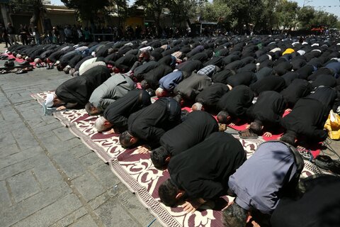 تصاویر/ اقامه نماز ظهر عاشورا با حضور پرشور مردم قزوین