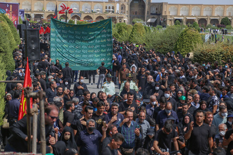 تصاویر/عزاداری عاشورایی هیئت های و دسته جات مذهبی در میدان امام اصفهان