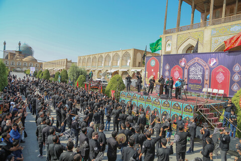 تصاویر/عزاداری عاشورایی هیئت های و دسته جات مذهبی در میدان امام اصفهان