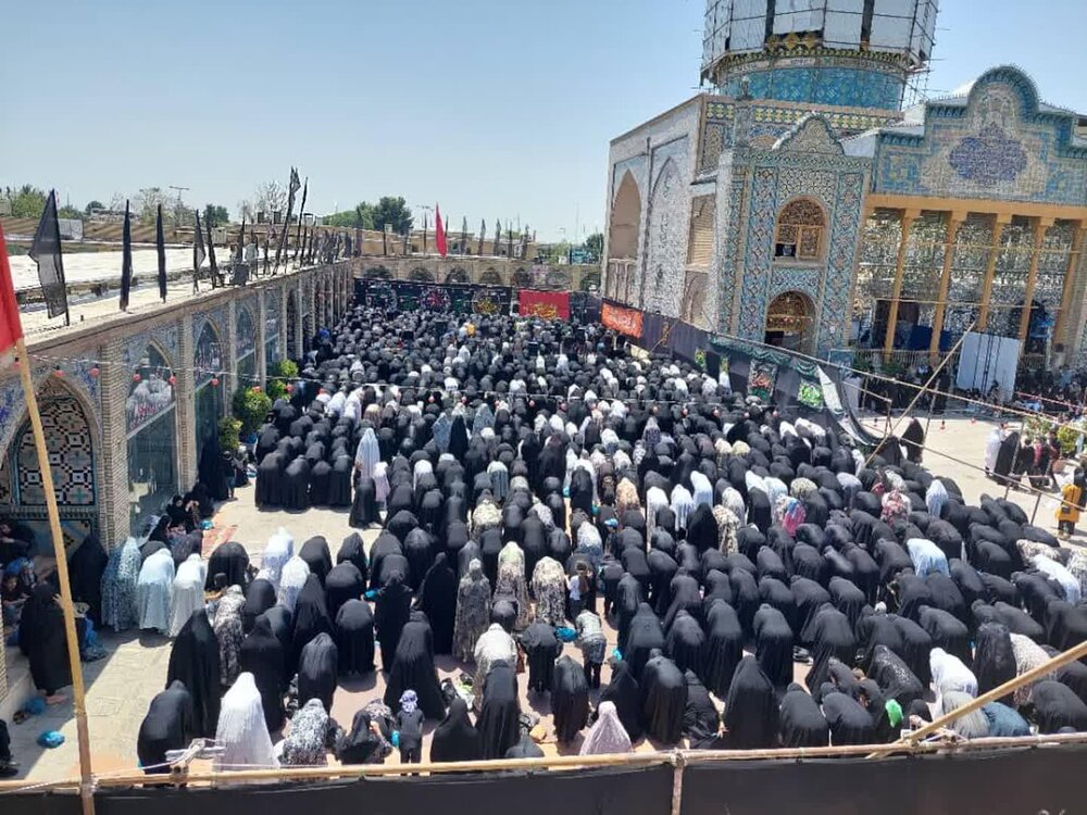 برگزاری نماز ظهر عاشورا با حضور گسترده عزاداران حسینی در قزوین + عکس