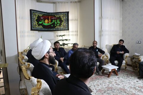 تصاویر| حضور مدیر حوزه علمیه فارس در منزل شهید اسکندری