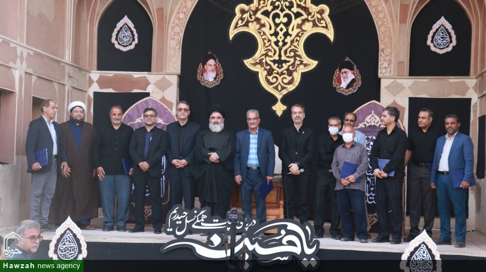 تصاویر/ تجلیل از خبرنگاران در حاشیه مراسم عزای حسینی در خانه تاریخی آل یاسین کاشان