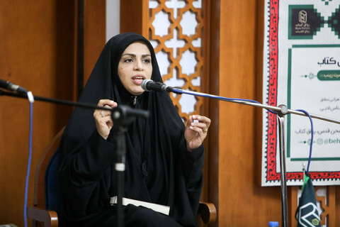 تصاویر/ نشست معرفی و بررسی کتاب «عقیله» در رواق کتاب حرم مطهر رضوی