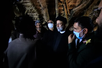 رئیسی با مردم روستای تنگ‌شاه کرمان دیدار و گفت‌وگو کرد