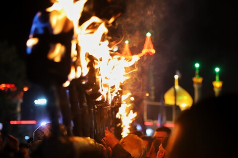 تصاویر/ آیین مشعل گردانی نجفی‌های مقیم قم در شب تاسوعا