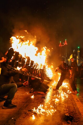تصاویر/ آیین مشعل گردانی نجفی‌های مقیم قم در شب تاسوعا