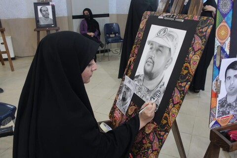 تصاویر:اختتامیه نمایشگاه به روایت هنر با اهدای تصویرشهدا به خانواده هایشان در کاشان