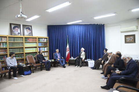 تصاویر / دیدار سفیر صربستان در جمهوری اسلامی ایران با آیت الله اعرافی