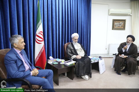 بالصور/ آية الله الأعرافي يستقبل السفير الصربي في إيران بقم المقدسة