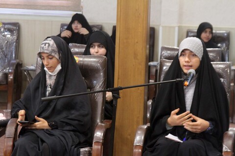 دیدار جمعی از دختران نوجوان فعال در عرصه‌های مختلف با امام جمعه همدان