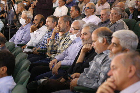 تصاویر حضور امام جمعه یزد در جمع آزادگان