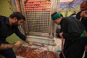 عاشورائی مراسم کے اختتام پر روضہ مبارک حضرت عباس(ع) کی جامع صفائی، دھونے اور معطر کرنے کا کام سرانجام دیا گیا +تصاویر