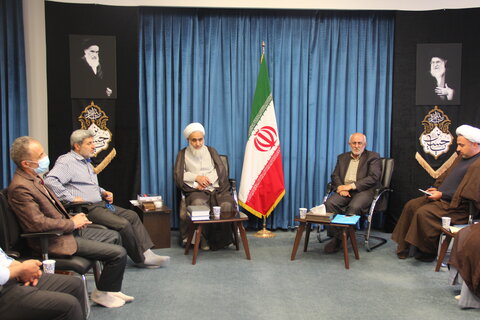 تصاویر / دیدار رئیس ،معاونین ستاد توسعه وبازسازی عتبات وجمعی از فعالین اربعین حسینی با امام جمعه قزوین