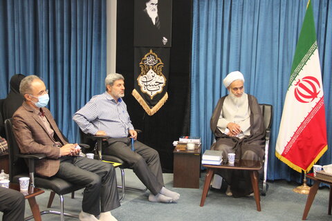 تصاویر / دیدار رئیس ،معاونین ستاد توسعه وبازسازی عتبات وجمعی از فعالین اربعین حسینی با امام جمعه قزوین