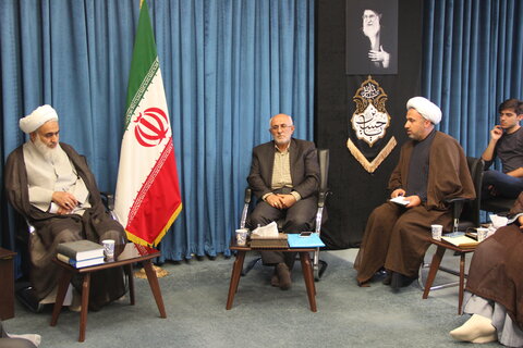 تصاویر / دیدار رئیس ،معاونین ستاد توسعه وبازسازی عتبات وجمعی از فعالین اربعین حسینی با امام جمعه قزوین