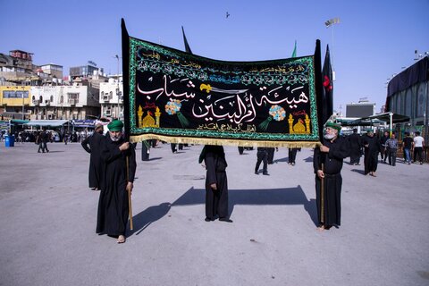 امام سجاد(ع) کی شہادت کا پرسہ پیش کرنے کیلئے روضہ مبارک امام حسین(ع) اور حضرت عباس(ع) میں ماتمی جلوسوں کی آمد