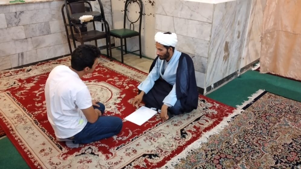 امام جماعت دهه هفتادی ۶۰ کودک کار را به تحصیل برگرداند + عکس