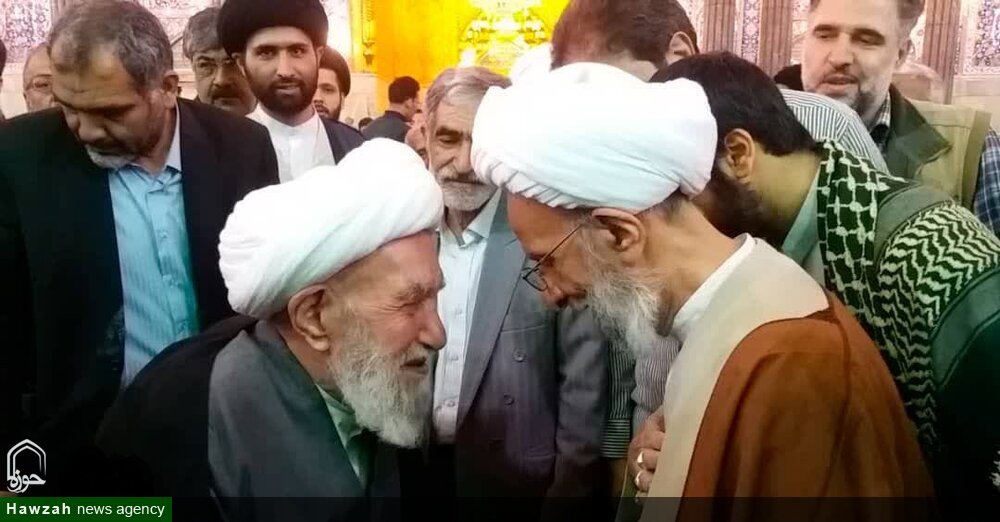 تصویری از مرحوم آیتالله مصباح یزدی و مرحوم آیت الله ناصری در حرم امام حسین(ع)