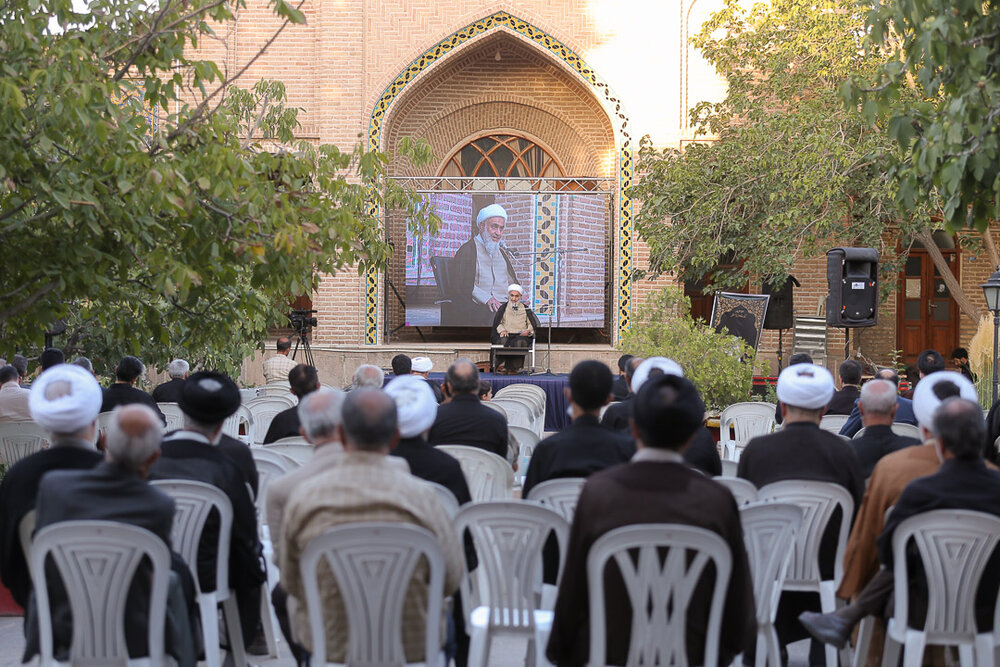 حاج حسین همدانی و سردار سلیمانی در دانشگاه اهل بیت(ع) موفق بودند | تجلیل از مؤلف موسوعه "کلمات الرسول الاعظم"
