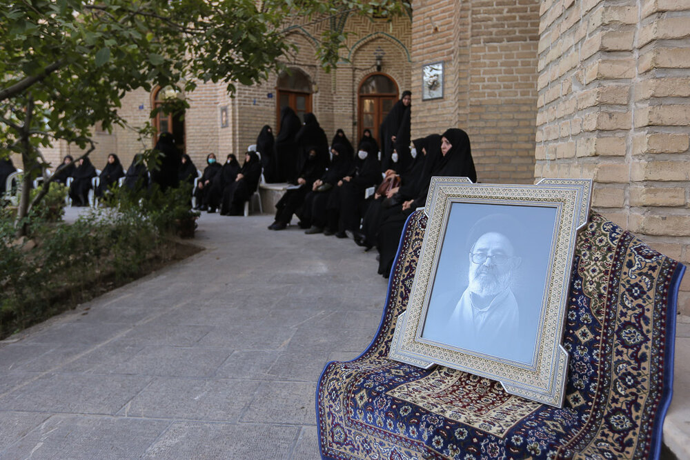 حاج حسین همدانی و سردار سلیمانی در دانشگاه اهل بیت(ع) موفق بودند | تجلیل از مؤلف موسوعه "کلمات الرسول الاعظم"