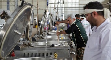 خدمت به زائران اربعین در آن سوی مرز | پشتیبانی آستان قدس رضوی از ۴۰ موکب مردمی در عراق