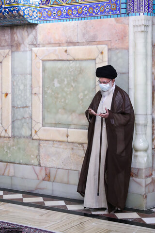 تصاویر/ غبارروبی مضجع مطهر رضوی در سفر رهبر معظم انقلاب به مشهد مقدس