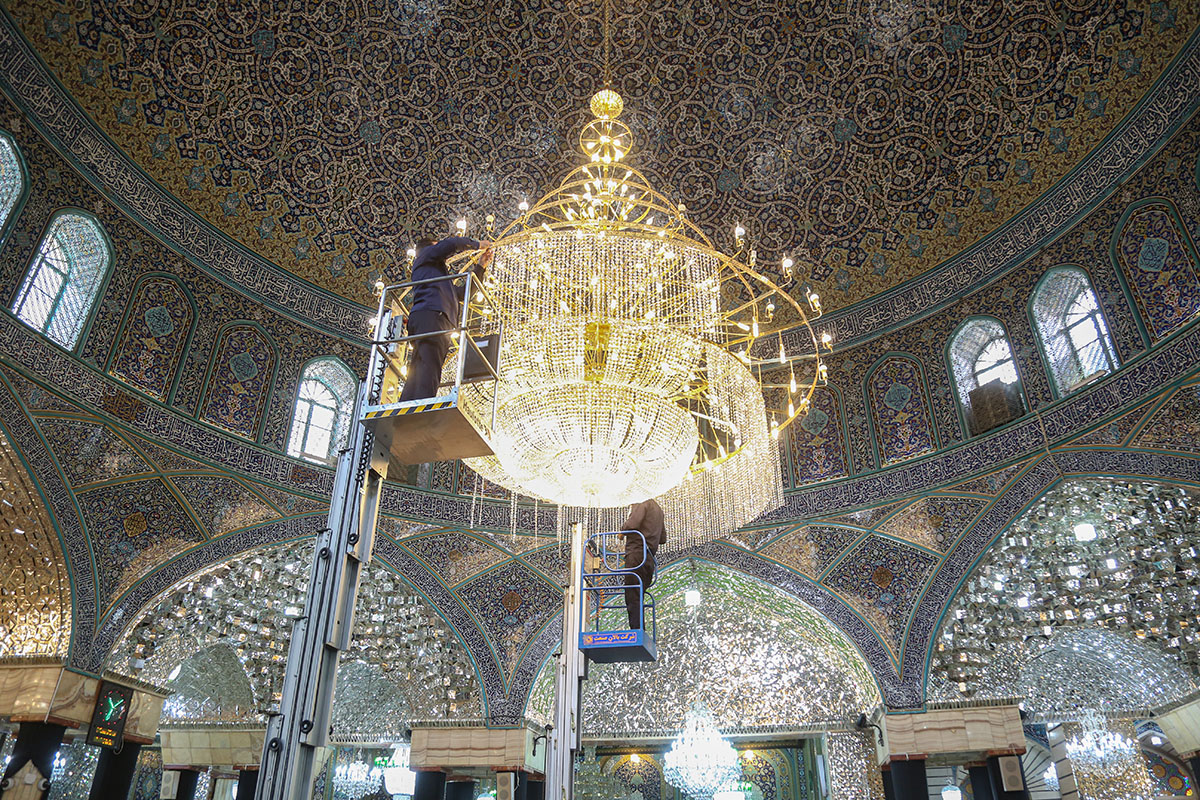 Photo/ Dust Clearing Lady Masuma Holy Shrine's Largest Chandelier