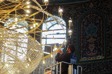 بزرگترین لوستر حرم مطهر بانوی کرامت غبارروبی شد