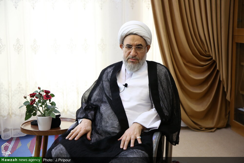 حضرتآیتالله حائری از ابتدا تبعیت از ولیفقیه را واجب شرعی میدانستند