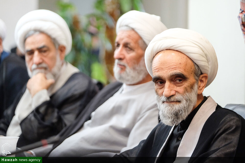 تصاویر/ نشست صمیمی ائمه جماعات حرم مطهر با حضور مدیریت عالی