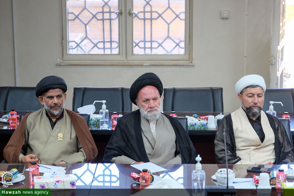 تصاویر/ نشست صمیمی ائمه جماعات حرم مطهر با حضور مدیریت عالی