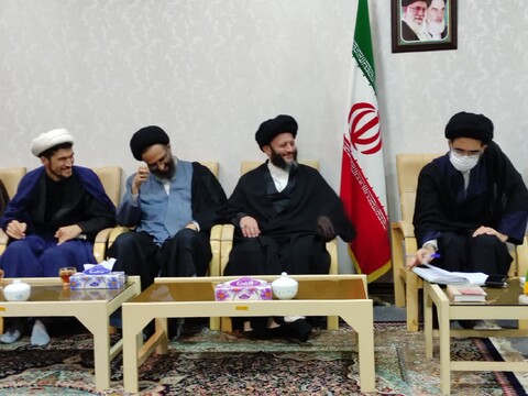 تصاویر:دیدار کادر مدرسه علمیه آیت الله مصطفوی بانماینده ولی فقیه درکاشان