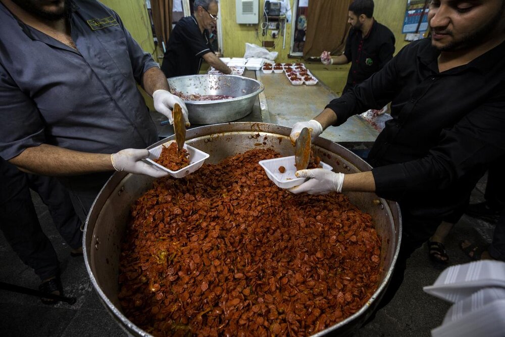 روضہ مبارک حضرت عباس (ع) کے مضیف زائرین کی خدمت میں سرگرم