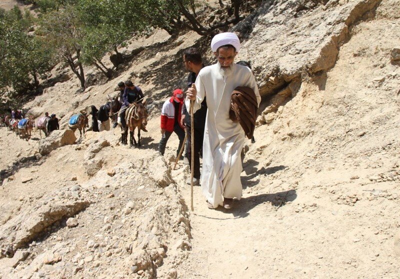 امام جمعه ای از جنس مردم | پیمودن مسیر صعب العبور کوهستان برای دیدار محرومان + عکس