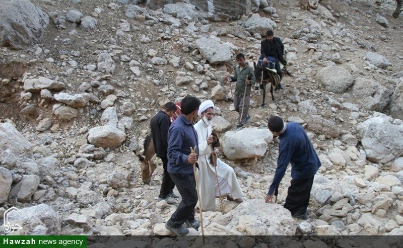 امام جمعه ای از جنس مردم | پیمودن مسیر صعب العبور کوهستان برای دیدار محرومان + عکس