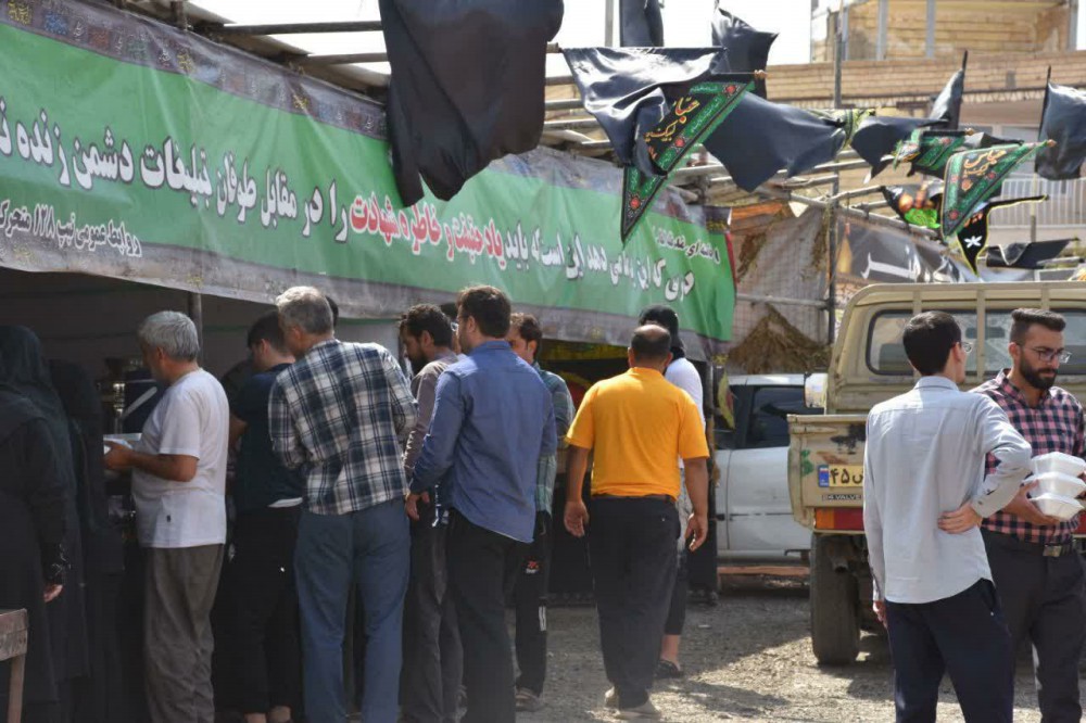 تصاویر/ استقبال زائرین اربعین حسینی از موکب «پیامبر اعظم» مدرسه خاتم الانبیاء (ص) سنندج