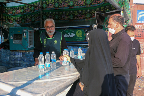 تصاویر/ خدمت‌رسانی آستان قدس رضوی به زائرین اربعین حسینی در مرز مهران