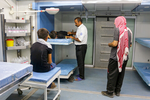 تصاویر/ خدمت‌رسانی بیمارستان سیار رضوی به زائرین اربعین حسینی در مهران