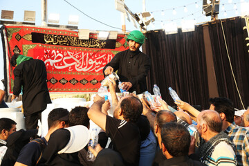 تصاویر/ خدمات رسانی موکب های عراقی به زائران ایرانی