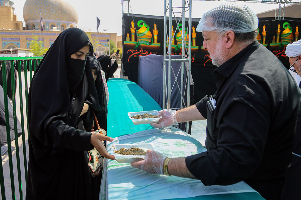 خدمت‌رسانی موکب‌ها به عزاداران حسینی در حرم بانوی کرامت / پذیرایی از ۲۵۰ هزار زائر در دهه امامت و ولایت