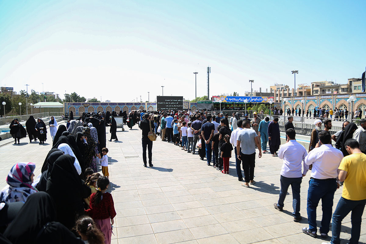 خدمت‌رسانی موکب‌های حرم مطهر به زائران در نیمه شعبان / توزیع روزانه ۳۰ هزار غذای گرم