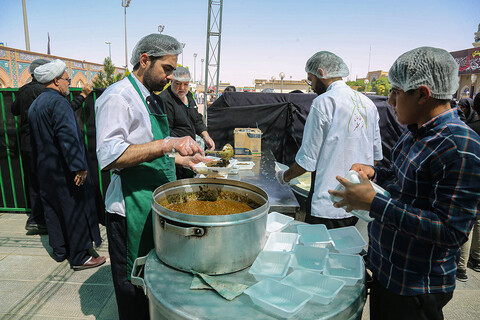 توزیع غذا در ایستگاه صلواتی حرم حضرت معصومه(س)