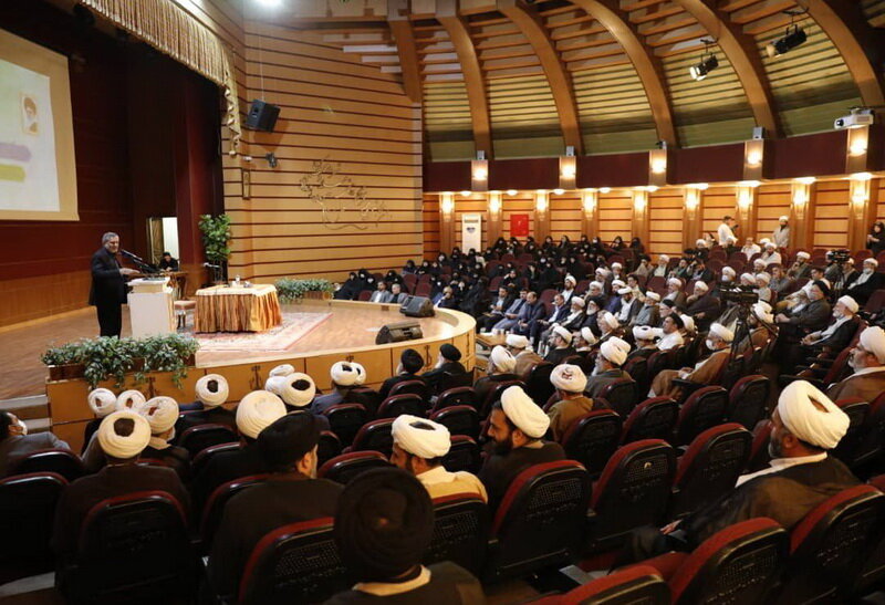 معاون رئیس جمهور: روحانیت نگران مردم است | امام جمعه کرج: پیادهروی اربعین نمونه بارز توسعه ارزشها است