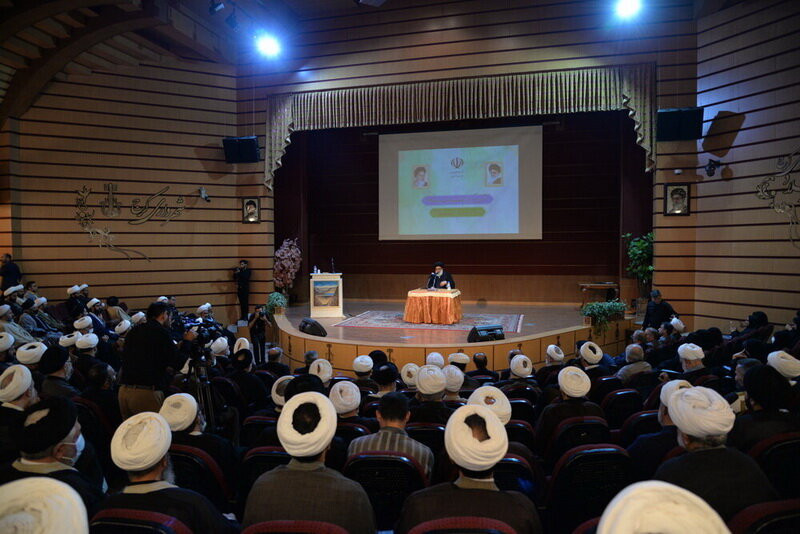 معاون رئیس جمهور: روحانیت نگران مردم است | امام جمعه کرج: پیادهروی اربعین نمونه بارز توسعه ارزشها است