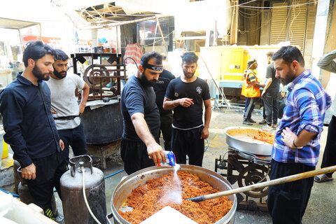 تصاویر / اطعام زائران پیاده روی حسینی(ع) در شهر نجف اشرف