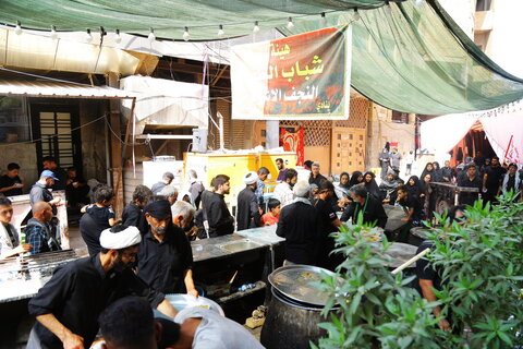 تصاویر / اطعام زائران پیاده روی حسینی(ع) در شهر نجف اشرف