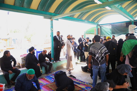 تصاویر/ حضور زائران اربعین در مرقد آیت‌الله سیدعلی قاضی در نجف اشرف