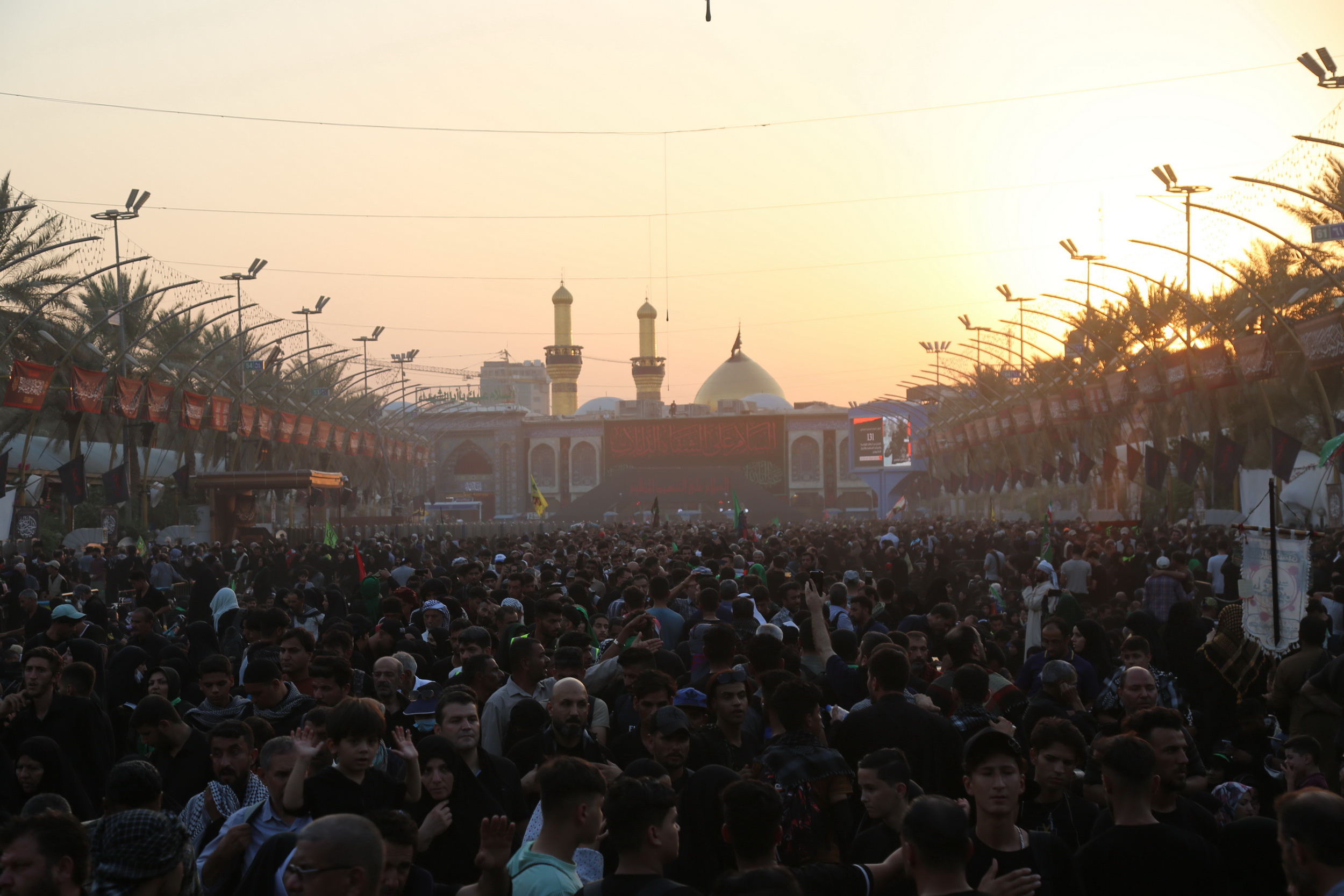 Photo/ The Square between Two Holy Shrines Flooded with Arbaeen Pilgrims